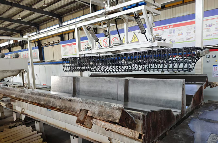 Quelle est la différence entre le béton préfabriqué et préfabriqué?